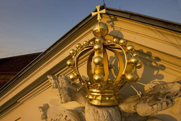 Residenzschloss Ludwigsburg, Goldene Krone am Giebel
